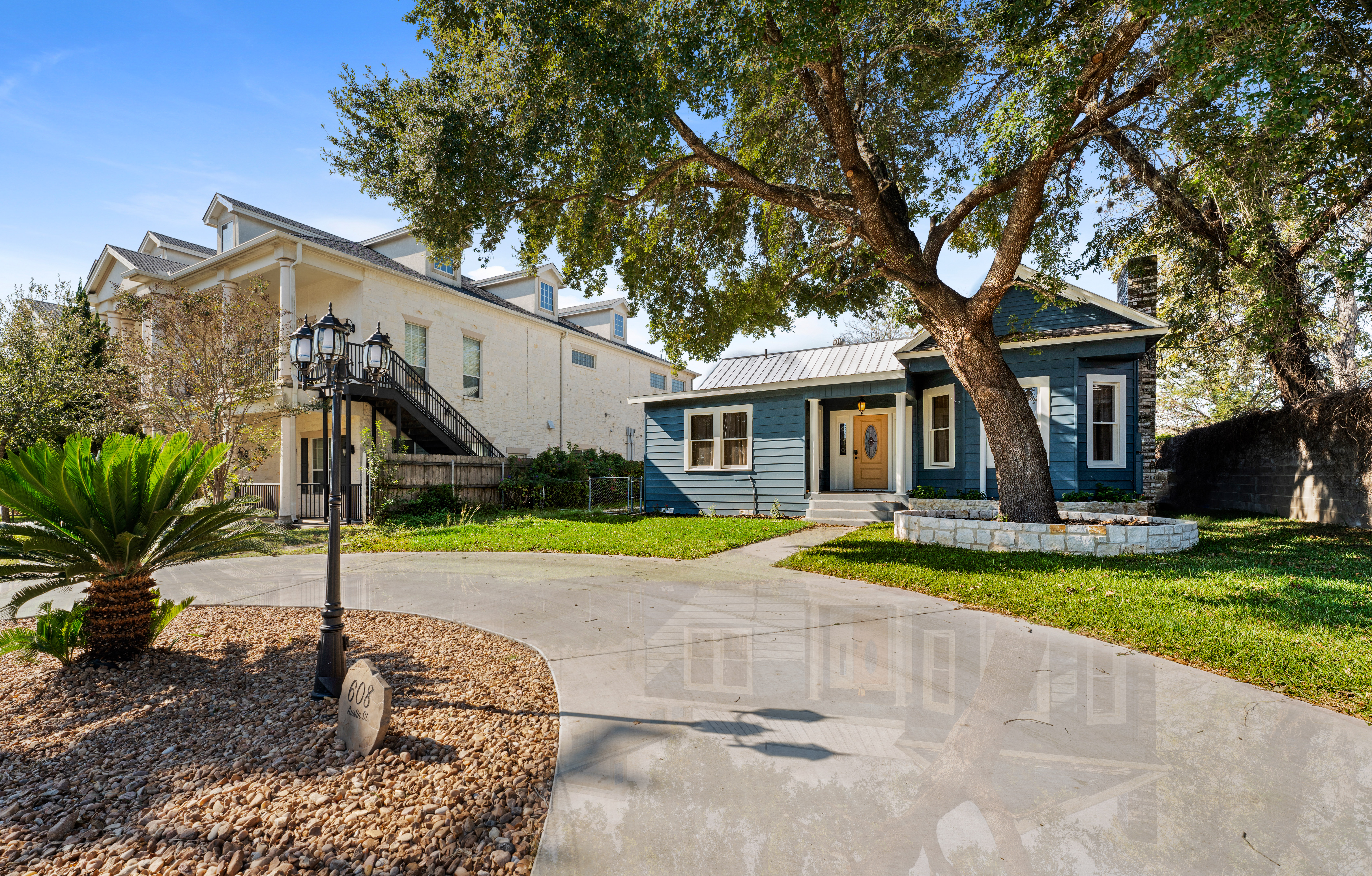 608 S Austin St